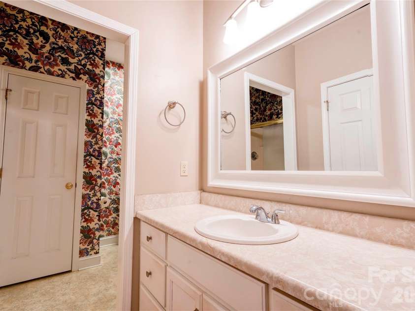 150 Columns Circle, Shelby, NC 28150.  MLS# CAR4323009, YatesRealty ID 7590. Primary Bath