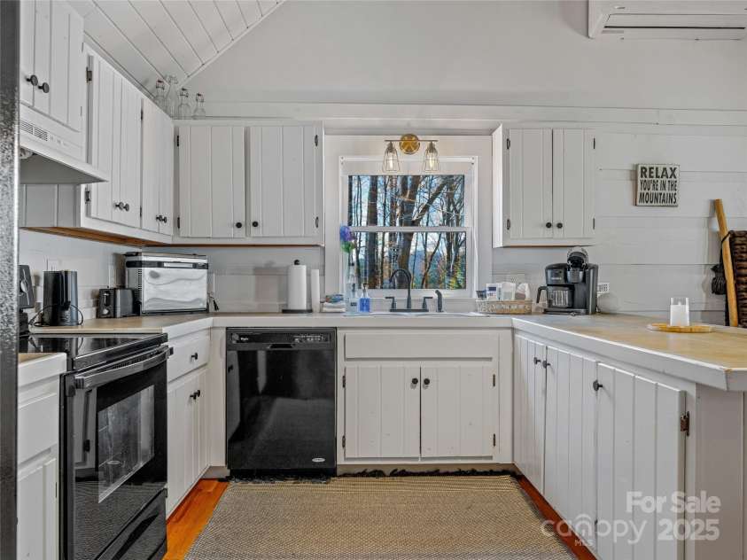 55 Clover Trail, Marshall, NC 28753.  MLS# CAR4231147, YatesRealty ID 7592. 