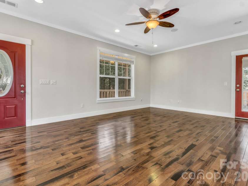 116 Unaka Avenue, Asheville, NC 28803.  MLS# CAR4349208, YatesRealty ID 7593. 