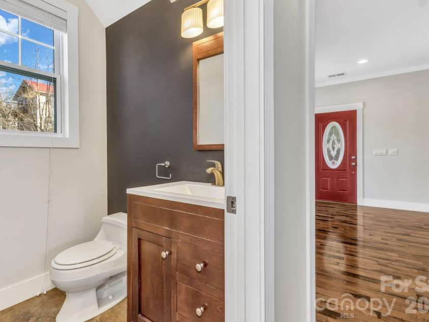 116 Unaka Avenue, Asheville, NC 28803.  MLS# CAR4349208, YatesRealty ID 7593. 