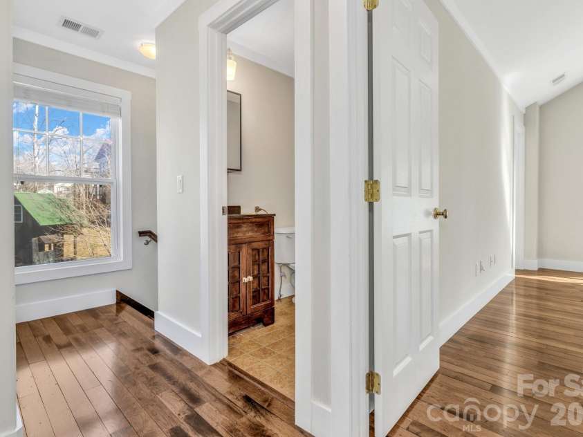 116 Unaka Avenue, Asheville, NC 28803.  MLS# CAR4349208, YatesRealty ID 7593. 