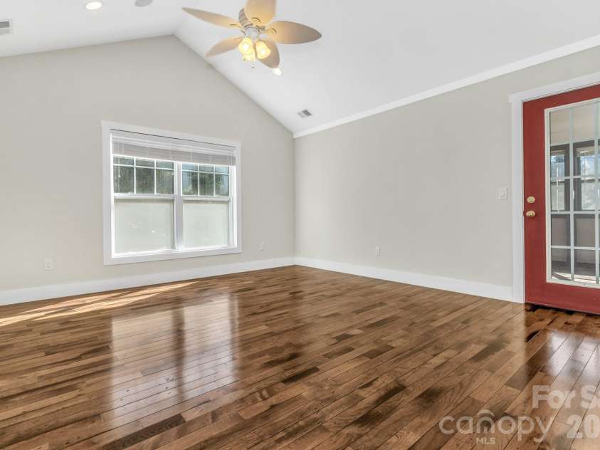 116 Unaka Avenue, Asheville, NC 28803.  MLS# CAR4349208, YatesRealty ID 7593. 