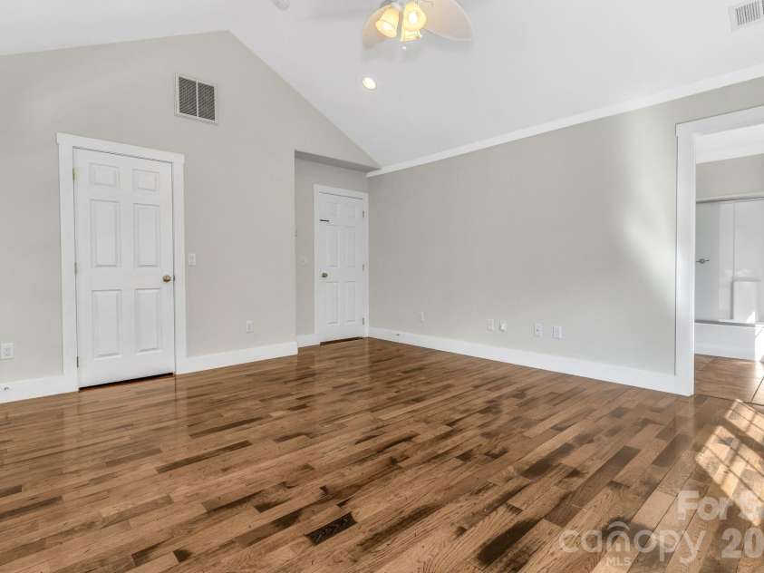 116 Unaka Avenue, Asheville, NC 28803.  MLS# CAR4349208, YatesRealty ID 7593. 