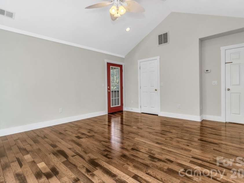 116 Unaka Avenue, Asheville, NC 28803.  MLS# CAR4349208, YatesRealty ID 7593. 