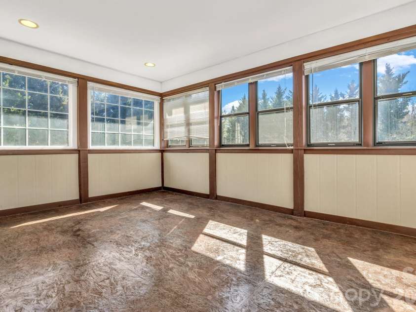 116 Unaka Avenue, Asheville, NC 28803.  MLS# CAR4349208, YatesRealty ID 7593. 