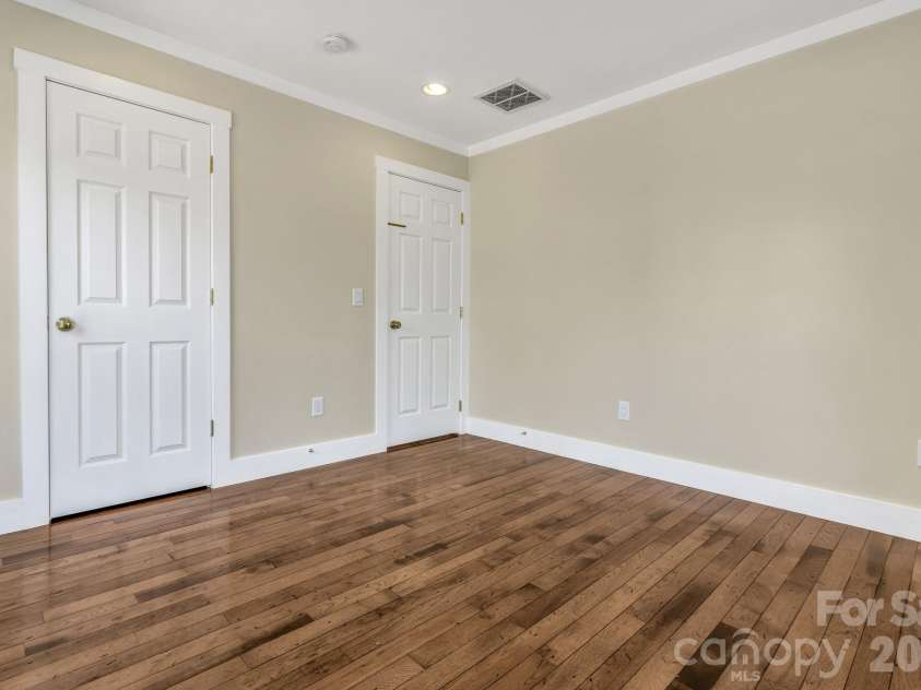 116 Unaka Avenue, Asheville, NC 28803.  MLS# CAR4349208, YatesRealty ID 7593. 