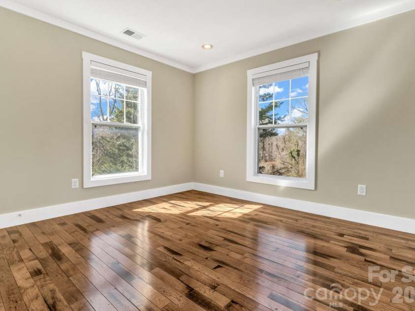 116 Unaka Avenue, Asheville, NC 28803.  MLS# CAR4349208, YatesRealty ID 7593. 