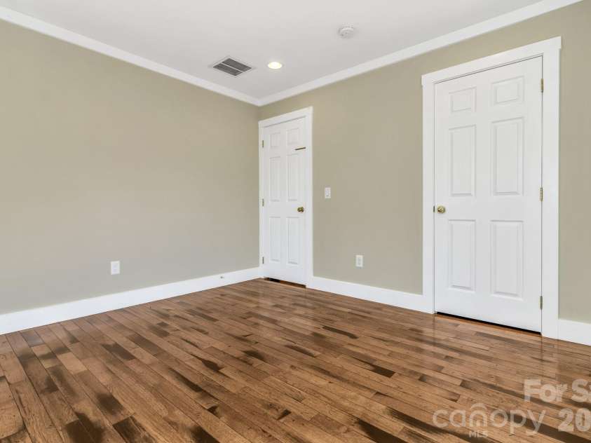 116 Unaka Avenue, Asheville, NC 28803.  MLS# CAR4349208, YatesRealty ID 7593. 