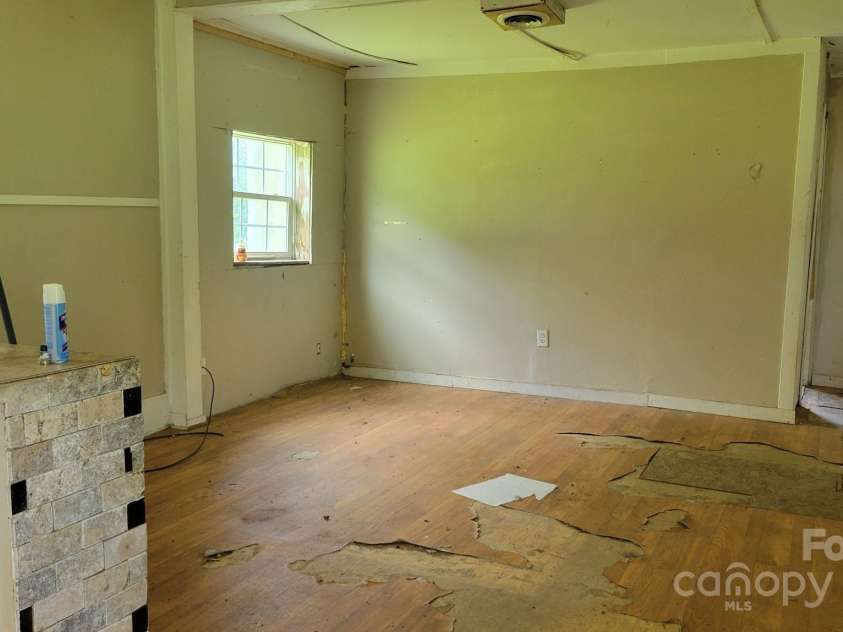 1672 Riverview Road, Lincolnton, NC 28092.  MLS# CAR4271400, YatesRealty ID 7594. Dining-living area