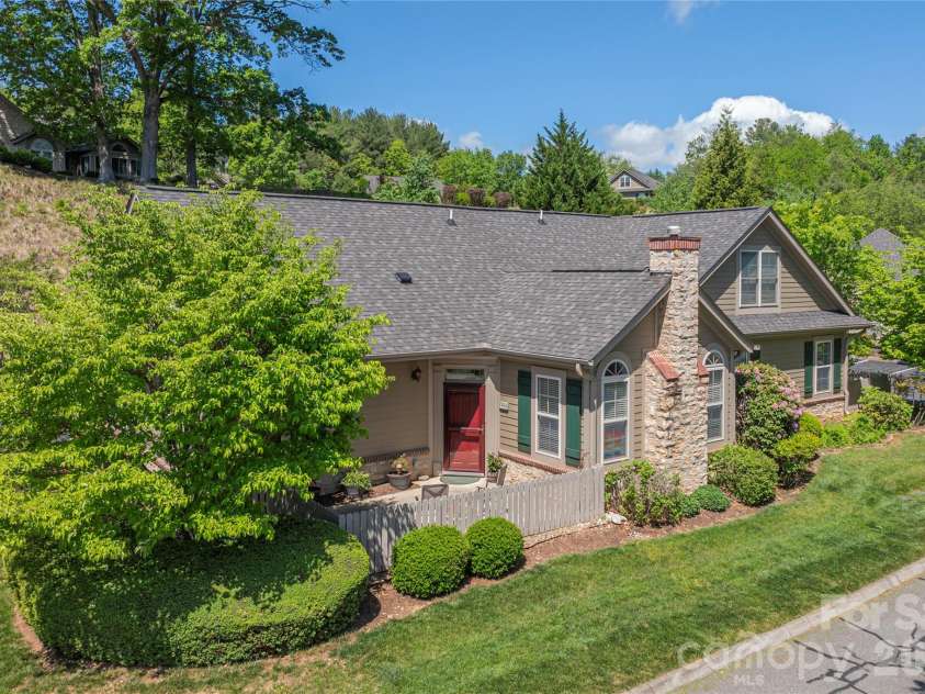 122 Outlook Circle, Swannanoa, NC 28778.  MLS# CAR4333481, YatesRealty ID 760. 