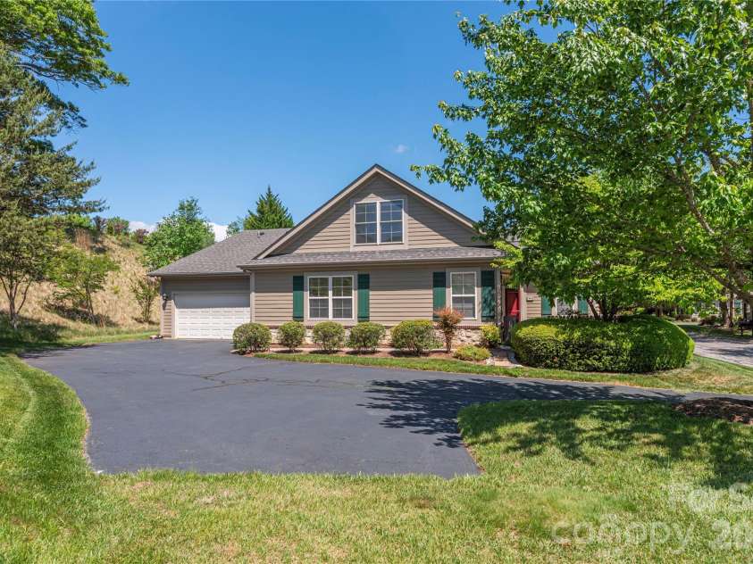 122 Outlook Circle, Swannanoa, NC 28778.  MLS# CAR4333481, YatesRealty ID 760. 