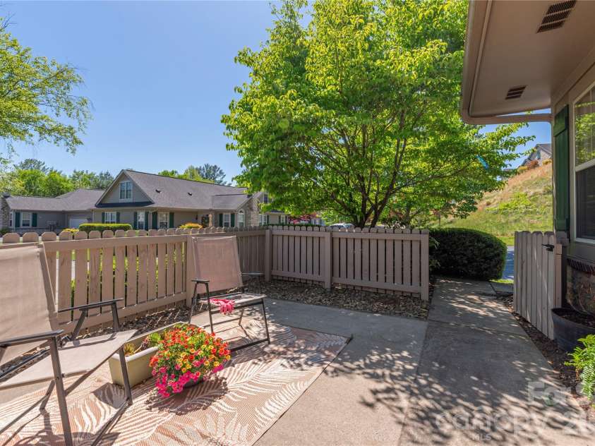 122 Outlook Circle, Swannanoa, NC 28778.  MLS# CAR4333481, YatesRealty ID 760. 