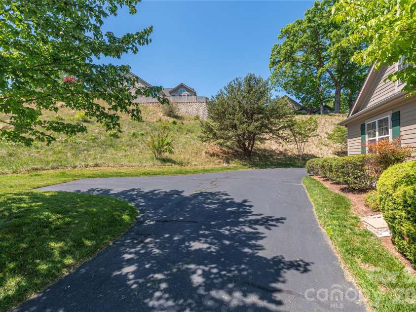 122 Outlook Circle, Swannanoa, NC 28778.  MLS# CAR4333481, YatesRealty ID 760. 