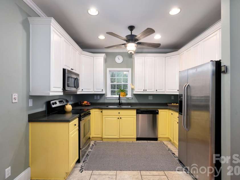230 Graystone Drive, Burnsville, NC 28714.  MLS# CAR4314444, YatesRealty ID 7600. 
