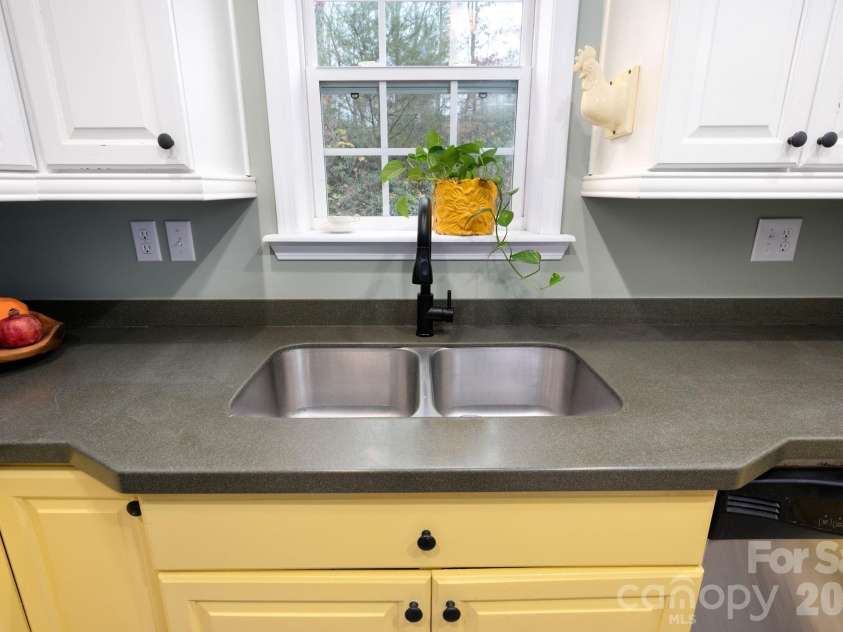230 Graystone Drive, Burnsville, NC 28714.  MLS# CAR4314444, YatesRealty ID 7600. 