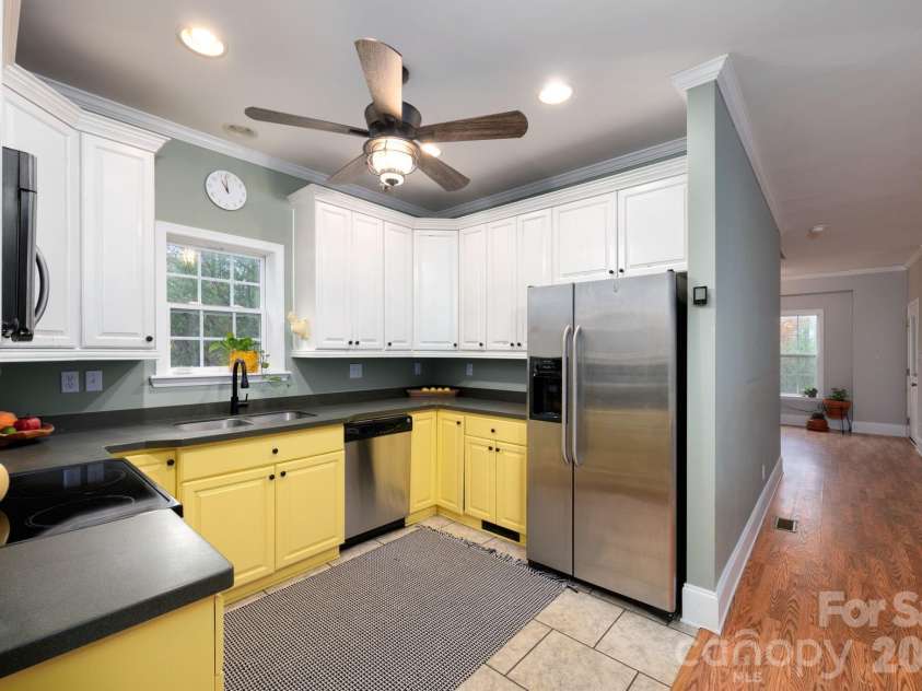 230 Graystone Drive, Burnsville, NC 28714.  MLS# CAR4314444, YatesRealty ID 7600. 