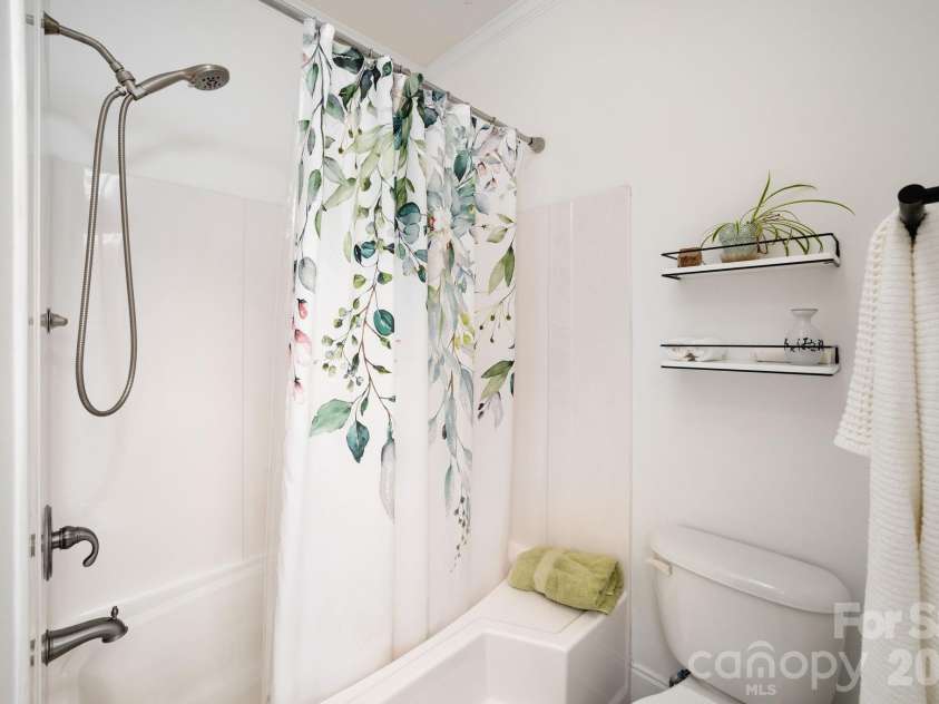 230 Graystone Drive, Burnsville, NC 28714.  MLS# CAR4314444, YatesRealty ID 7600. 