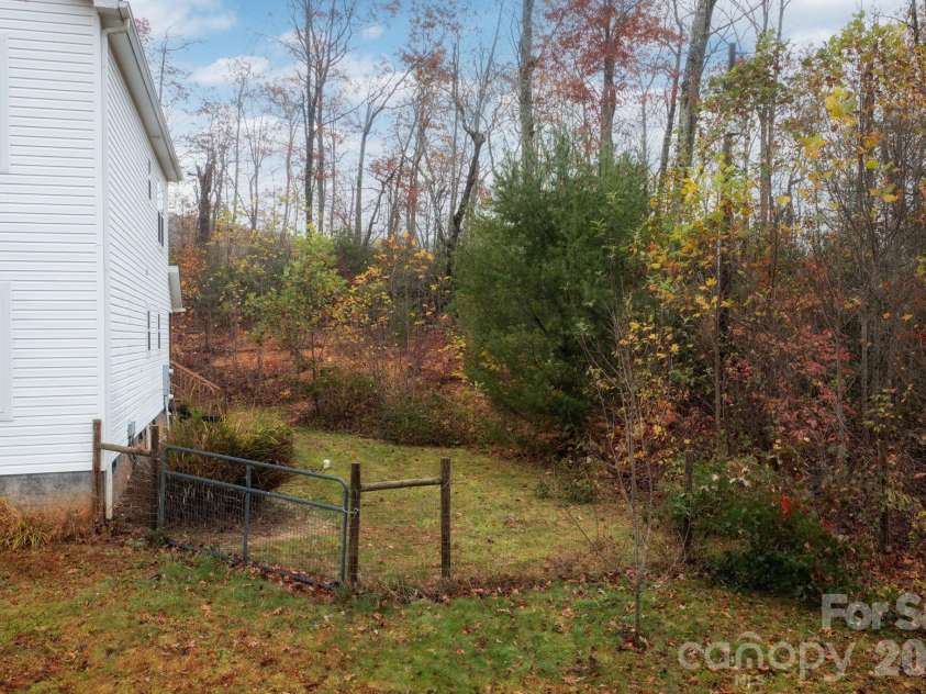 230 Graystone Drive, Burnsville, NC 28714.  MLS# CAR4314444, YatesRealty ID 7600. 