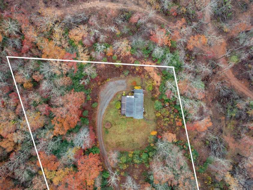 230 Graystone Drive, Burnsville, NC 28714.  MLS# CAR4314444, YatesRealty ID 7600. 