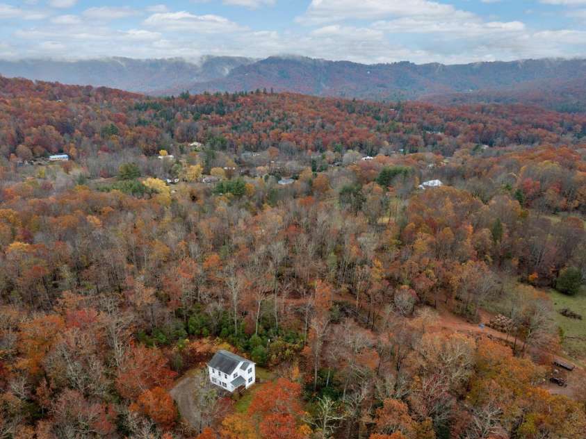 230 Graystone Drive, Burnsville, NC 28714.  MLS# CAR4314444, YatesRealty ID 7600. 