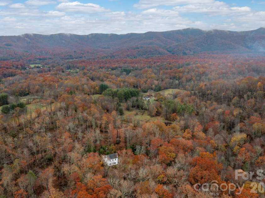 230 Graystone Drive, Burnsville, NC 28714.  MLS# CAR4314444, YatesRealty ID 7600. 