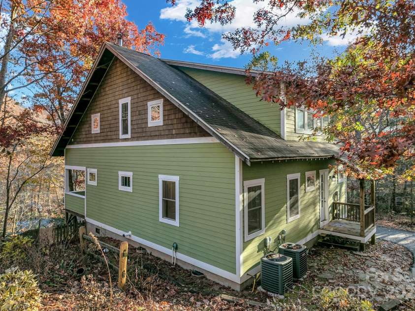 241 Fern Way, Black Mountain, NC 28711.  MLS# CAR4196971, YatesRealty ID 7601. 