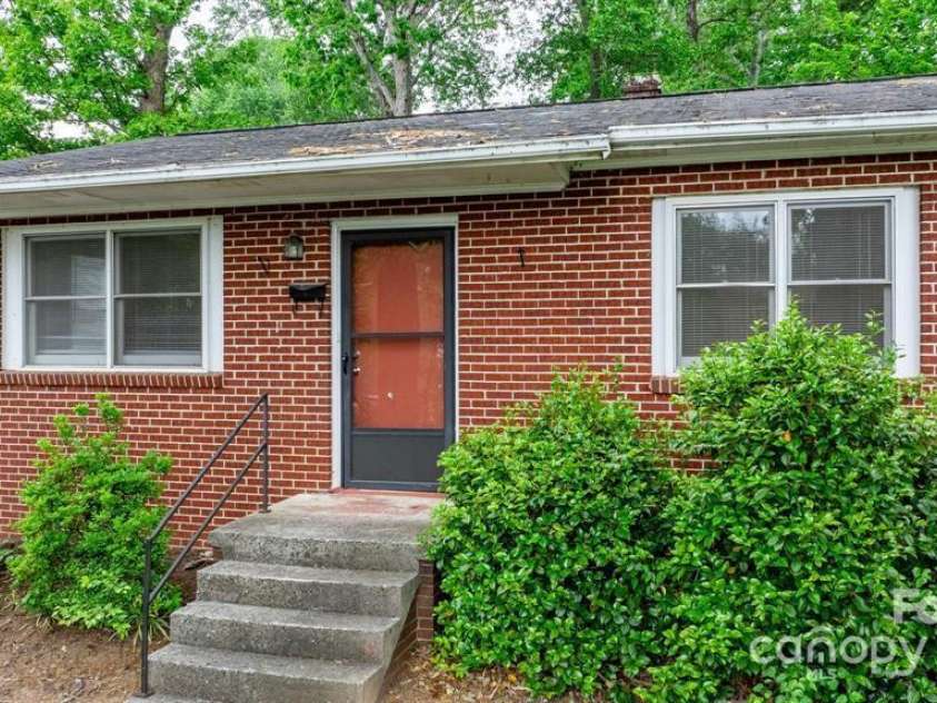 61 17th Street Place, Hickory, NC 28601.  MLS# CAR4214344, YatesRealty ID 7603. 