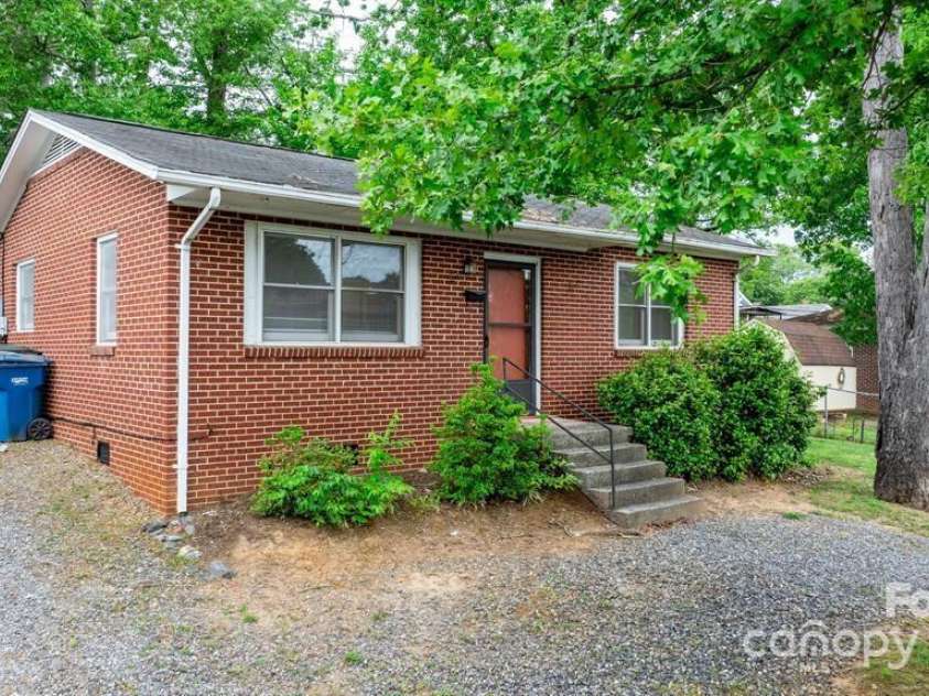 61 17th Street Place, Hickory, NC 28601.  MLS# CAR4214344, YatesRealty ID 7603. 