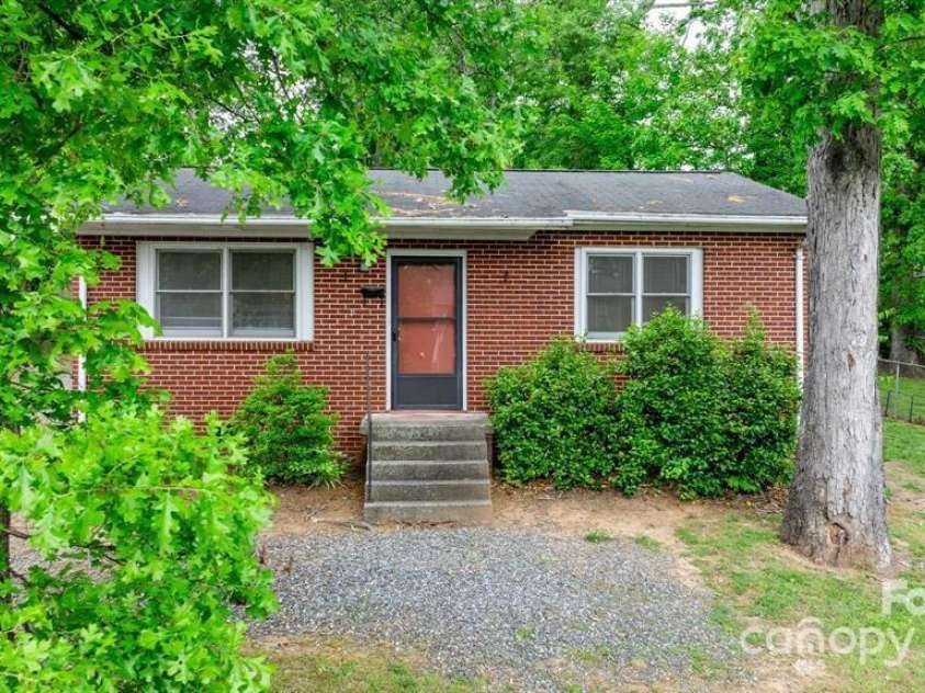 61 17th Street Place, Hickory, NC 28601.  MLS# CAR4214344, YatesRealty ID 7603. 
