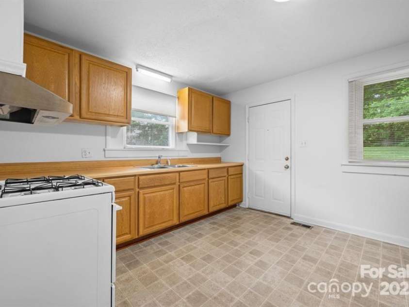 61 17th Street Place, Hickory, NC 28601.  MLS# CAR4214344, YatesRealty ID 7603. 