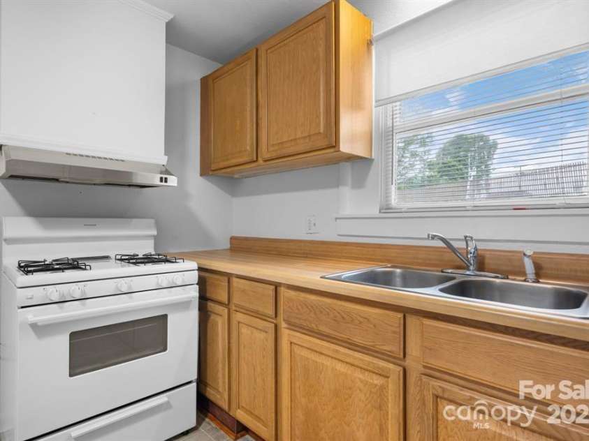 61 17th Street Place, Hickory, NC 28601.  MLS# CAR4214344, YatesRealty ID 7603. 