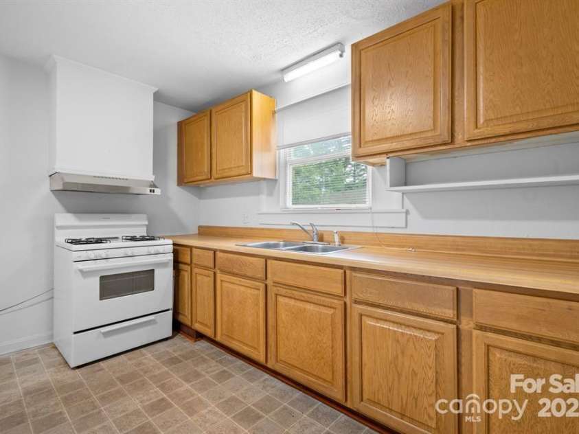 61 17th Street Place, Hickory, NC 28601.  MLS# CAR4214344, YatesRealty ID 7603. 