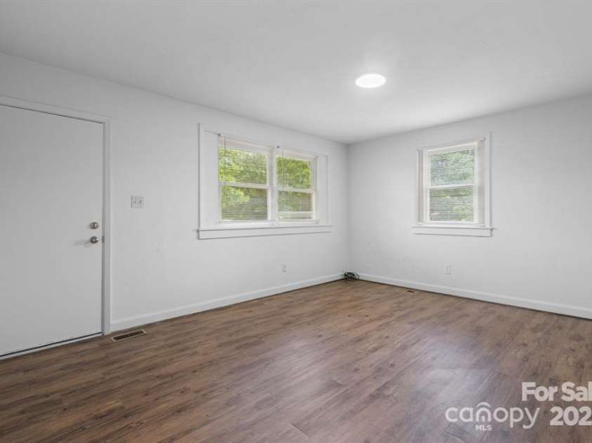 61 17th Street Place, Hickory, NC 28601.  MLS# CAR4214344, YatesRealty ID 7603. 