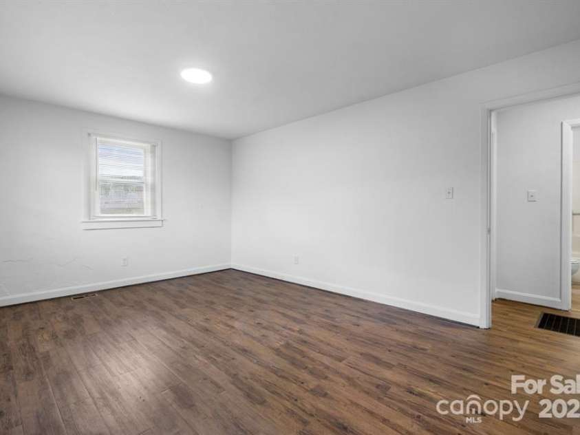 61 17th Street Place, Hickory, NC 28601.  MLS# CAR4214344, YatesRealty ID 7603. 