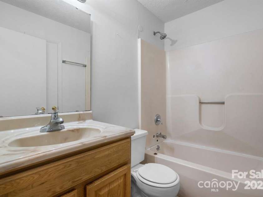 61 17th Street Place, Hickory, NC 28601.  MLS# CAR4214344, YatesRealty ID 7603. 