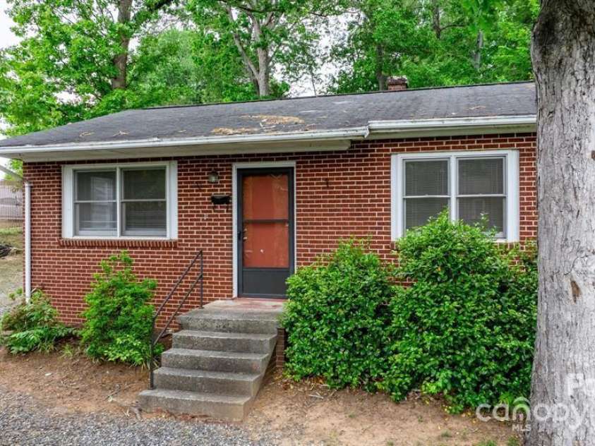 61 17th Street Place, Hickory, NC 28601.  MLS# CAR4214344, YatesRealty ID 7603. 