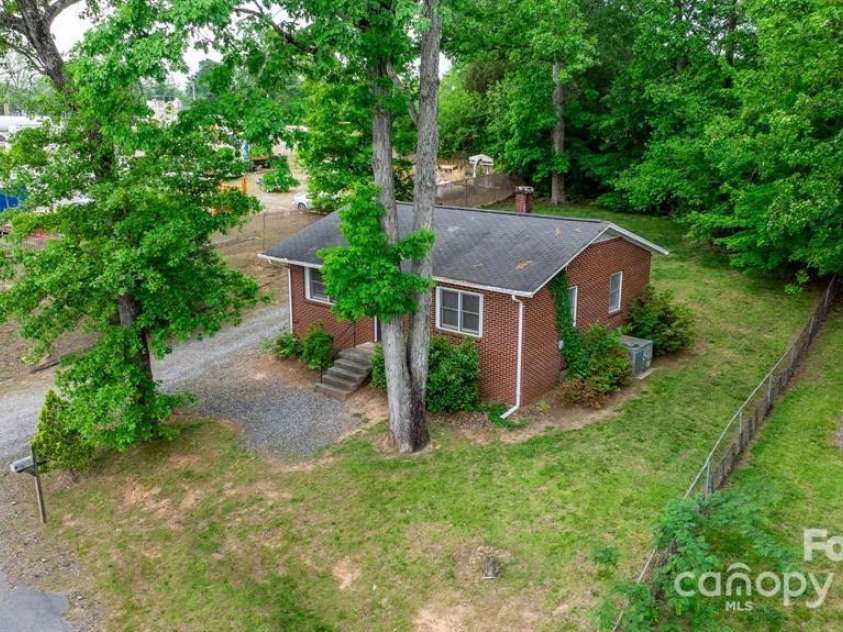 61 17th Street Place, Hickory, NC 28601.  MLS# CAR4214344, YatesRealty ID 7603. 