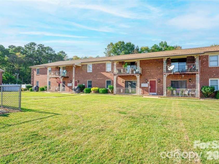 103 Carriage House Drive, Kannapolis, NC 28081.  MLS# CAR4397431, YatesRealty ID 7604. 