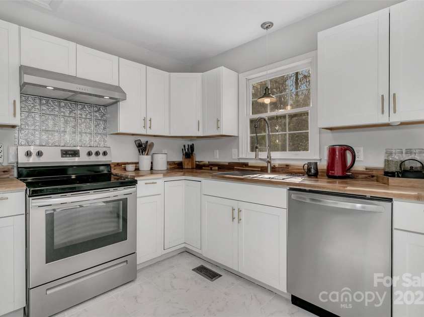 6 Southchase Drive, Fletcher, NC 28732.  MLS# CAR4245969, YatesRealty ID 7606. 