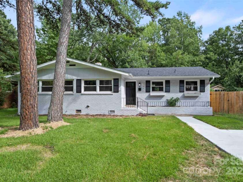 5442 Kinsale Lane, Charlotte, NC 28215.  MLS# CAR4305861, YatesRealty ID 7607. 