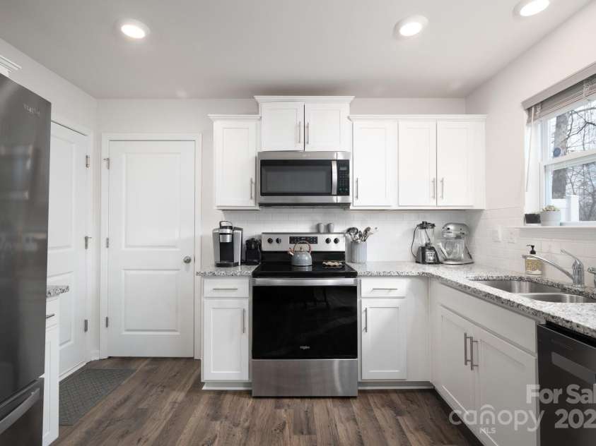 40 Malcolm Court, Candler, NC 28715.  MLS# CAR4281159, YatesRealty ID 761. Tile Backsplash and shaker-style cabinetry in Kitchen