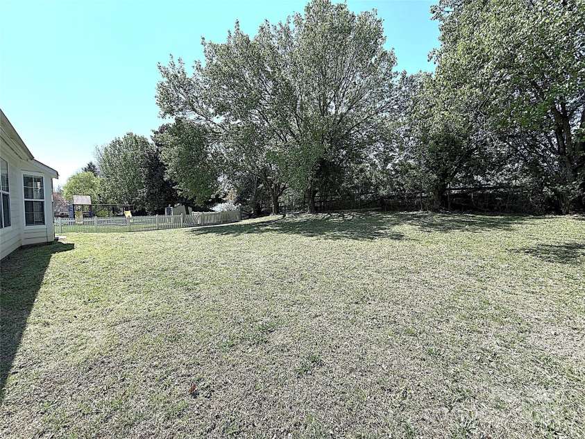 3007 Walsingham Court, Matthews, NC 28105.  MLS# CAR4240078, YatesRealty ID 7611. 
