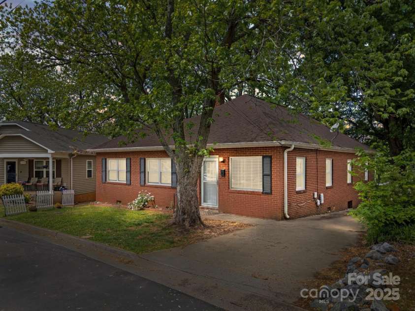 330 Clover Street, Mooresville, NC 28115.  MLS# CAR4246857, YatesRealty ID 7619. 