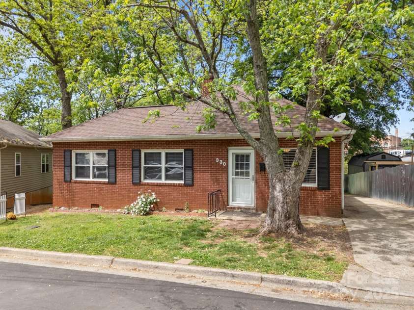 330 Clover Street, Mooresville, NC 28115.  MLS# CAR4246857, YatesRealty ID 7619. 