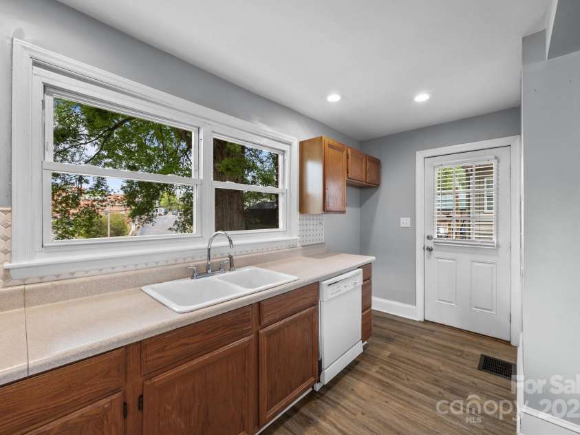 330 Clover Street, Mooresville, NC 28115.  MLS# CAR4246857, YatesRealty ID 7619. 