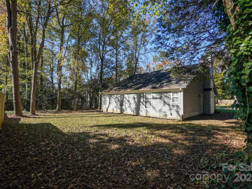 5019 Poplar Glen Drive, Matthews, NC 28104.  MLS# CAR4199428, YatesRealty ID 7625. 