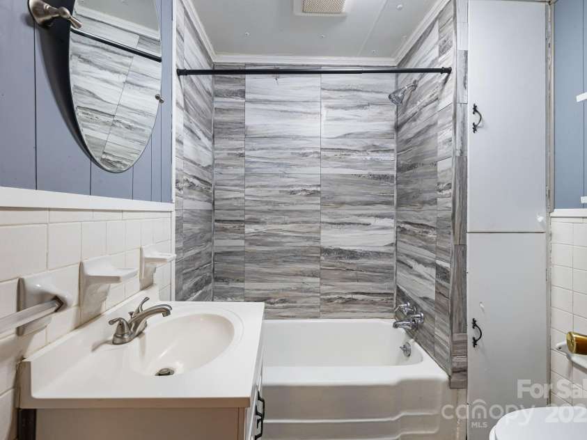 8171 Sugar Hill Road, Marion, NC 28752.  MLS# CAR4296295, YatesRealty ID 7625. Hallway Bath