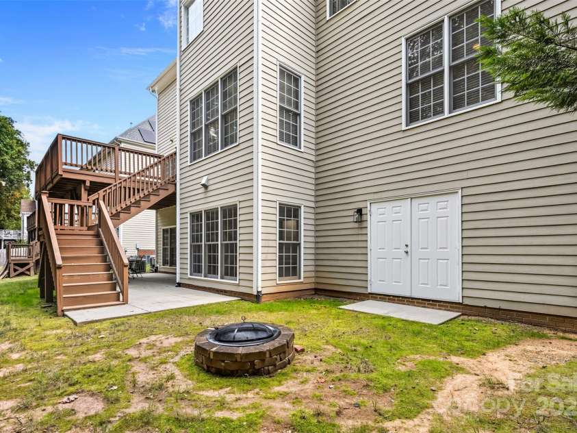 11139 Tradition View Drive, Charlotte, NC 28269.  MLS# CAR4306153, YatesRealty ID 7629. Backyard Fire Pit