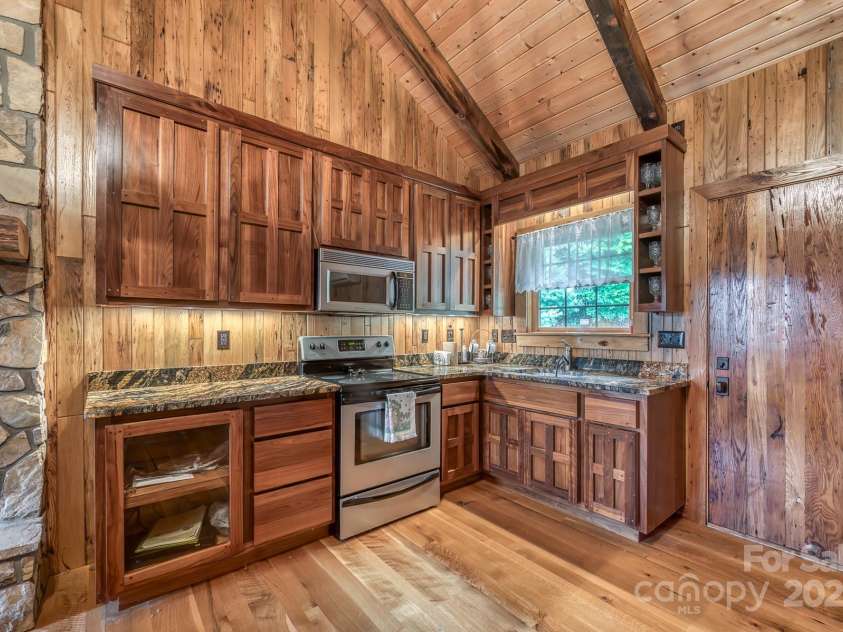 184 Dover Lane, Spruce Pine, NC 28777.  MLS# CAR4164816, YatesRealty ID 763. Guest House