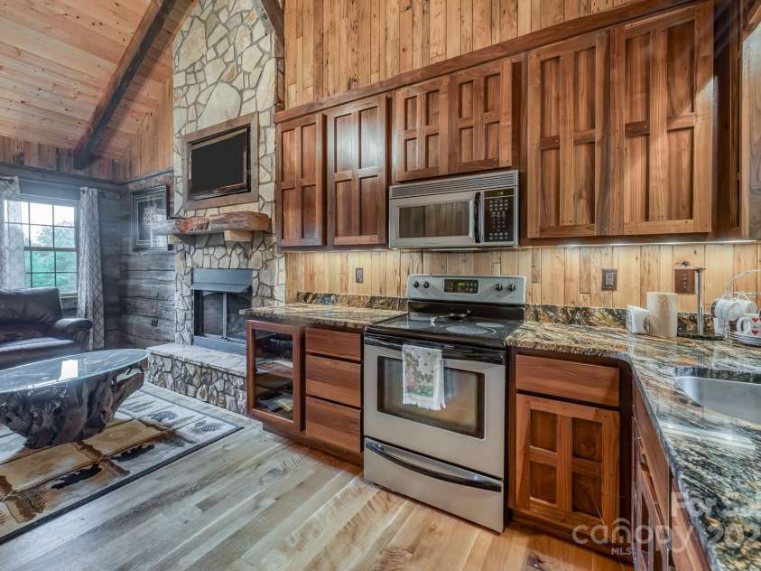 184 Dover Lane, Spruce Pine, NC 28777.  MLS# CAR4164816, YatesRealty ID 763. Guest House